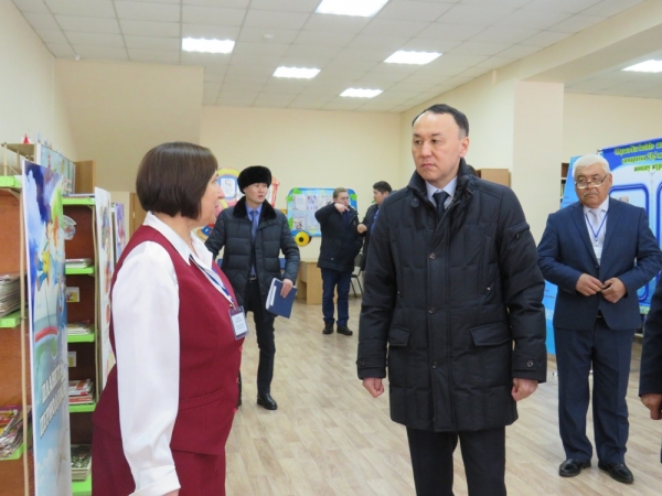 Аким области Архимед Бегежанович посетил районную детскую библиотеку