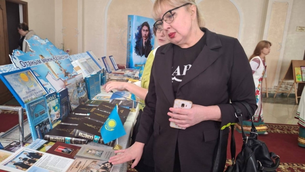 Қазақстан Республикасы күніне орай Федоров аудандық орталық кітапханасы «Жастар» АМҮ фойесінде «Қазақстан туған елім – Ұлы өлкем» көрмесін рәсімдеді.